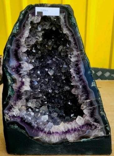 Stunning amethyst geode cave - stunning,