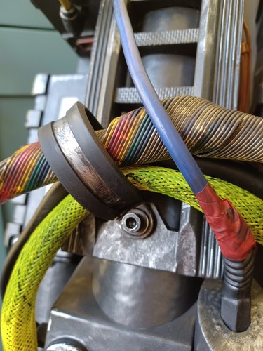 Ribbon cable clamp and - ribbon, fixings