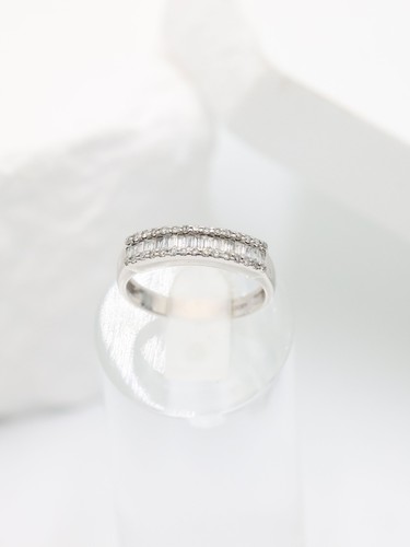 18ct white gold 3ct baguette - 18ct,