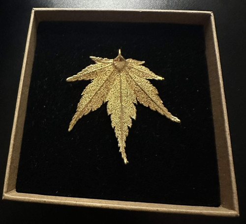 Gold plated maple leaf - gold,