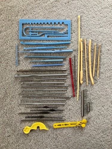 Assorted vintage crochet hooks - assorted,