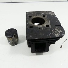 Suzuki GT 250 EZ:78 Cylinder & Piston Right Engine Cylinder Head 39399