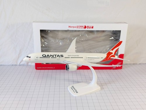 Qantas airways boeing 787 - qantas,