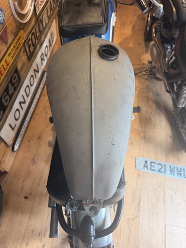 Triumph tr6 t120 - 2.5, gallon