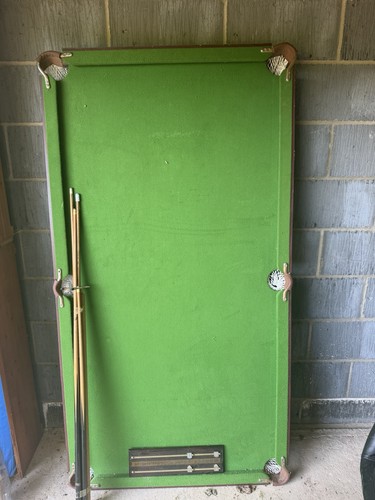 Snooker pool table that has - /,