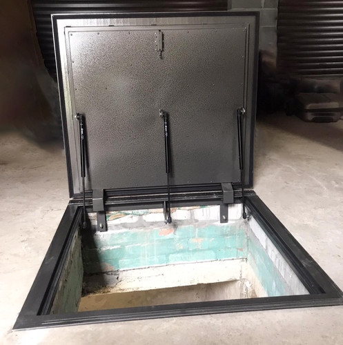 Outdoor insulated hatch door