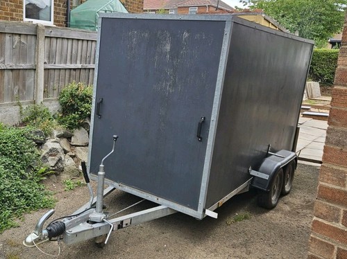 Large twin axle covered - covered, box