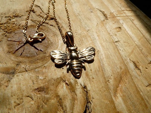 Bee detailed pendant - bee,