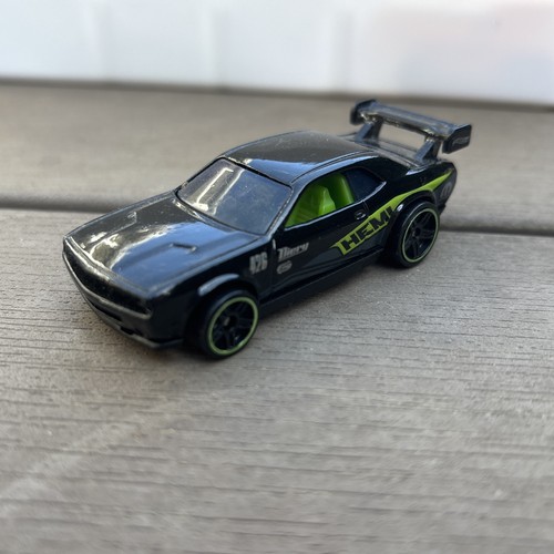 Hot wheels dodge challenger - hot,