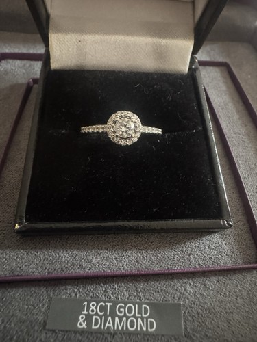 18ct white gold diamond halo - 18ct,
