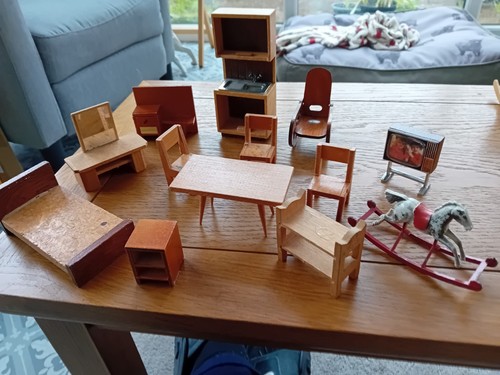 Assorted wooden dolls house - ,