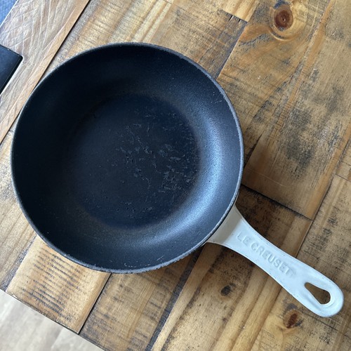 Creuset cast iron skillet - le,