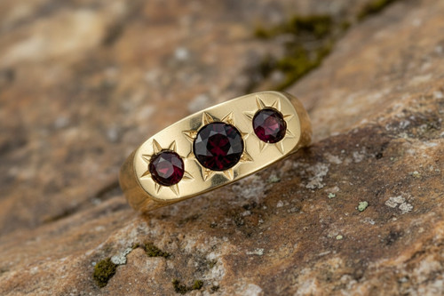 Gents three stone garnet ring - stone,