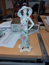 VINTAGE FENTON BONE CHINA MANHATTEN NEW YORKER.LADY FIGURINE