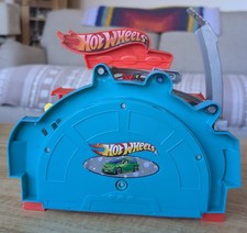 Hot Wheels Super Spin Car Wash Fold and Go Mattel  2012  used.     (D) 