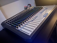 Soundcraft Signature 22 MTK -  Mixing Desk and DAW Interface with Flight Case