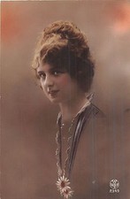 POSTCARD   GLAMOUR   Girl  with  a  Daisy  Chain