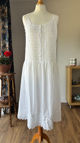 White broderie anglaise vtg - broderie,