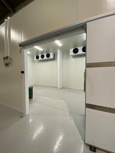 Walk commercial freezer - in,