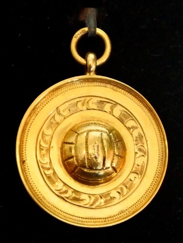 9gm 9ct gold football - 9ct,