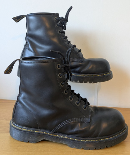 Martens docs icon - dm, 7b10