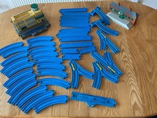 VINTAGE Tomy Trackmaster assorted 38 blue track pieces + 2 buildings 2002/2006