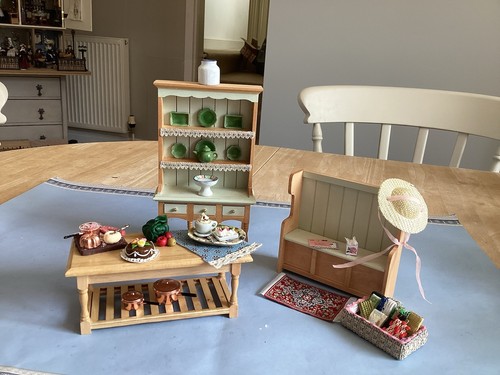 Dolls house scale - dolls,