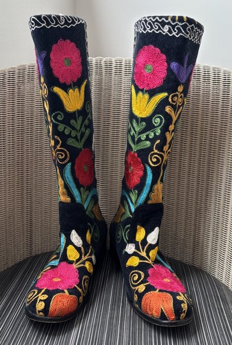Suzani black embroidered knee - black,