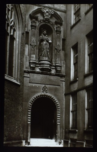 Queen elizabeth statue - queen, st