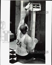 1984 Press Photo Lenzo weighs himself after a workout - afa67318