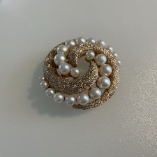 NEW Crown Trifari Brooch Brushed Gold Tone Faux Pearl Swirl VIntage Jewellery