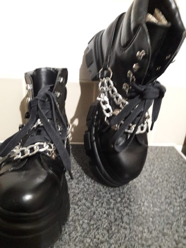 Prettylittlething black chunky - black,