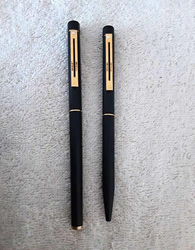 Sheaffer black pen - black,