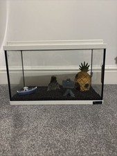 Fun fish tank with Spongebob & novelty ornaments, barely used! 
