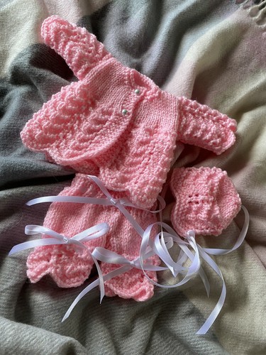 Hand knitted dolls clothes - dolls, to