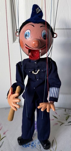 Policeman with truncheon - sm,