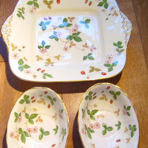 Wedgwood wild strawberry bone - wild,