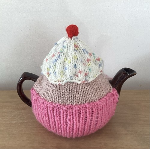 Hand knitted tea - knitted, cake