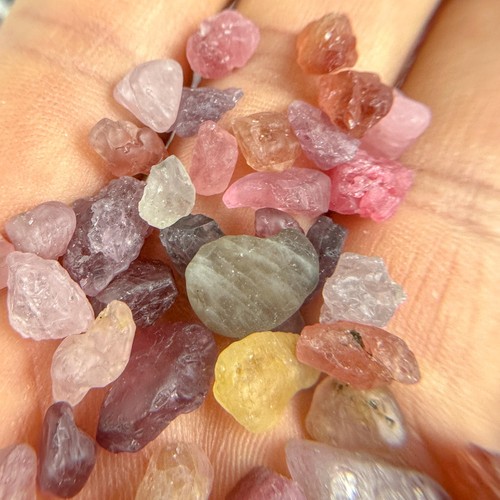 Rough spinel stone - spinel,