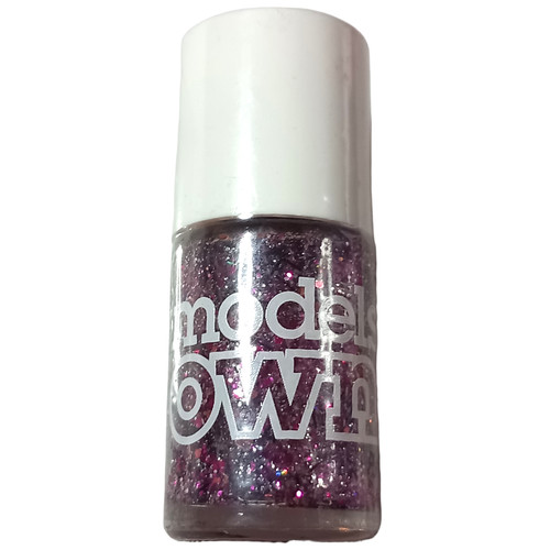 Models own nail - own,
