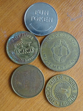5 Amusement Machine Tokens - R&W ,Barry Island,Beachside,Teignmouth ,Trago Mills