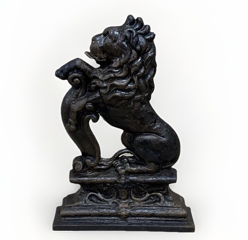 Cast iron lion rampant door - cast,
