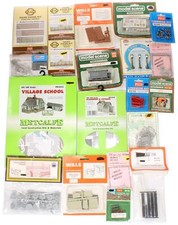 VARIOUS MAKES 'OO' SCALE LOT OF 20 CARDBOARD & PLASTIC LAYOUT KITS & ACCESSORIES