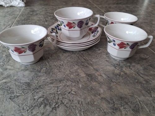 Set teacups and saucers - of,