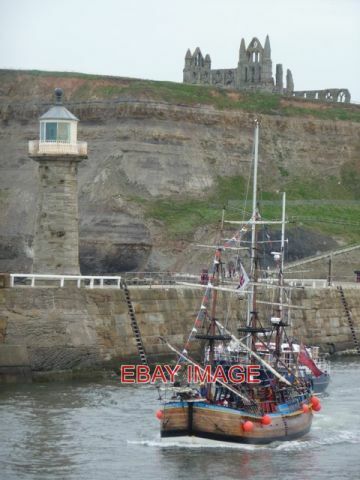 Photo boats passing the - photo,