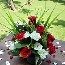 Artificial flowers Grave