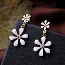Very pretty gold tone white enamel daisy chandelier earrings