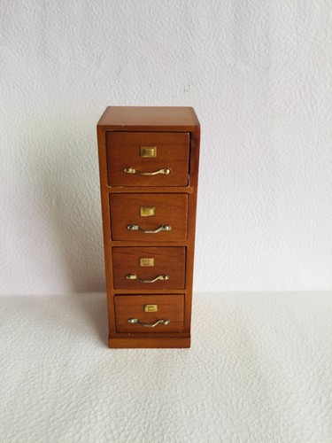 Dolls house scale - dolls,