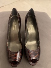 RUSSELL & BROMLEY SHOES. SIZE 6.
