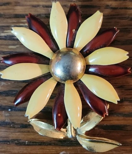 Vintage flower brooch - flower, gold